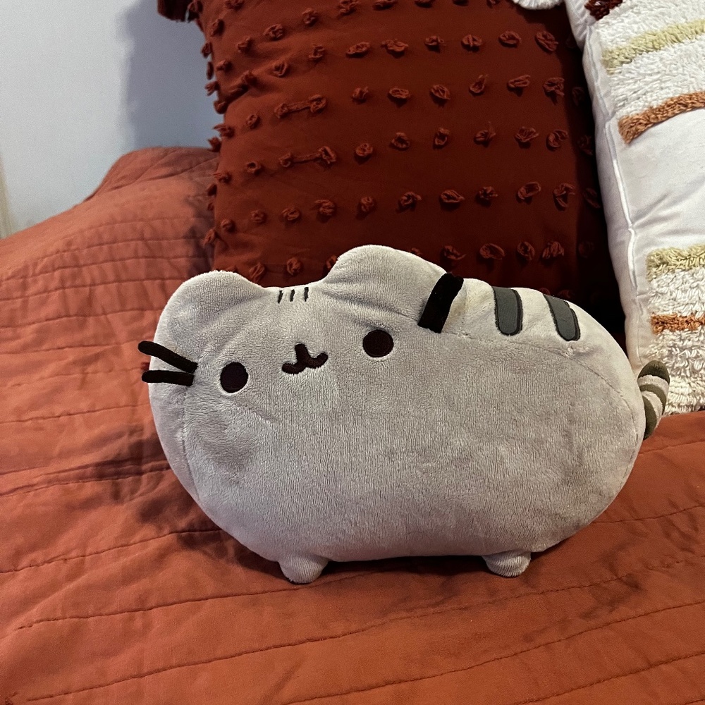 Medium Standing Pusheen